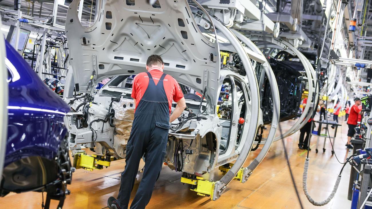 Employment, Job losses, Service sector, Social security, Self-employment