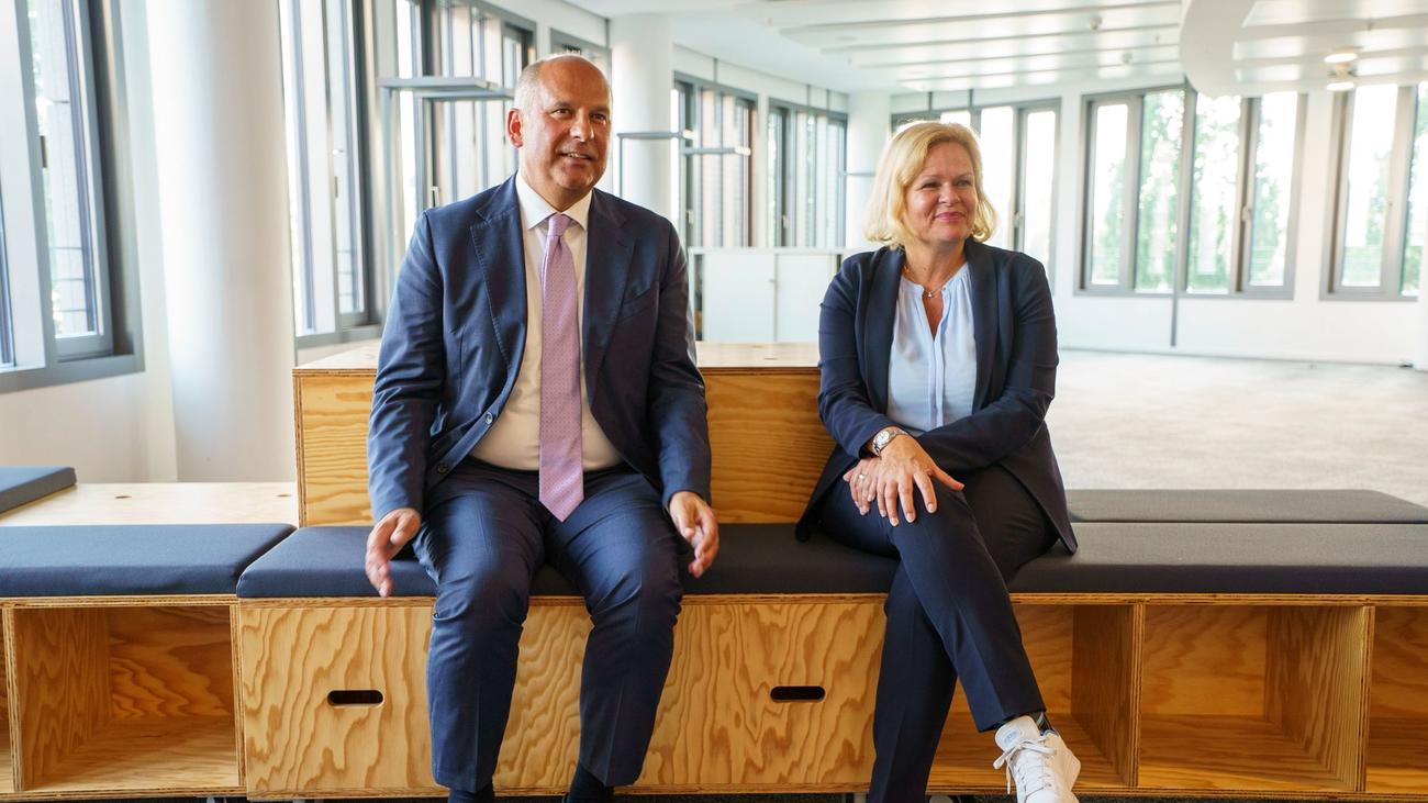 Hessens Innenminister, Roman Poseck, Bundesinnenministerin, Abschiebeflüge, Türkei, Symbolpolitik, Trendwende, Migrationspolitik, innere Sicherheit, schwere Straftäter, Gefährder, Sicherheitsbegleitung, Nonstop-Flüge, echte Rückführungsflüge, Sicherheit