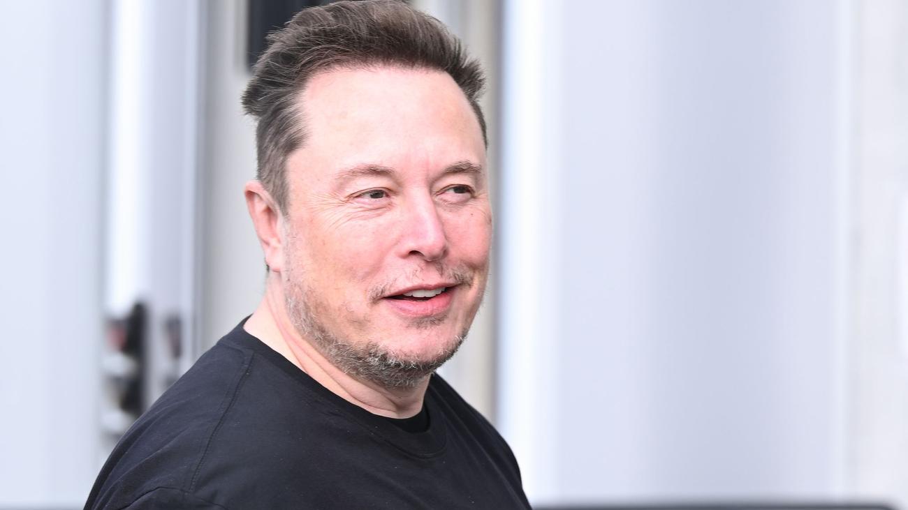 Elon Musk, ChatGPT, OpenAI, Grok, AI chatbot, AI competition, XAI, Premium+ subscription, Supergrok subscription, European Union, United Kingdom, privacy laws, data protection, SpaceX, Mars mission, Tesla, Nvidia, Rechenzentrum, High-performance chips, Reasoning-Modelle, AI voice, Open-Source-Modell, Meta, Microsoft, Google