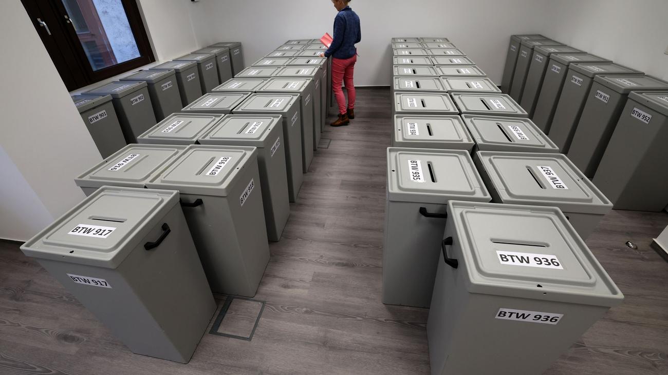 Rostock, Bundestagswahl, Briefwahlen, Schmarl, Wählerverzeichnis- und Briefwahlstelle, Briefkästen, Deutsche Post