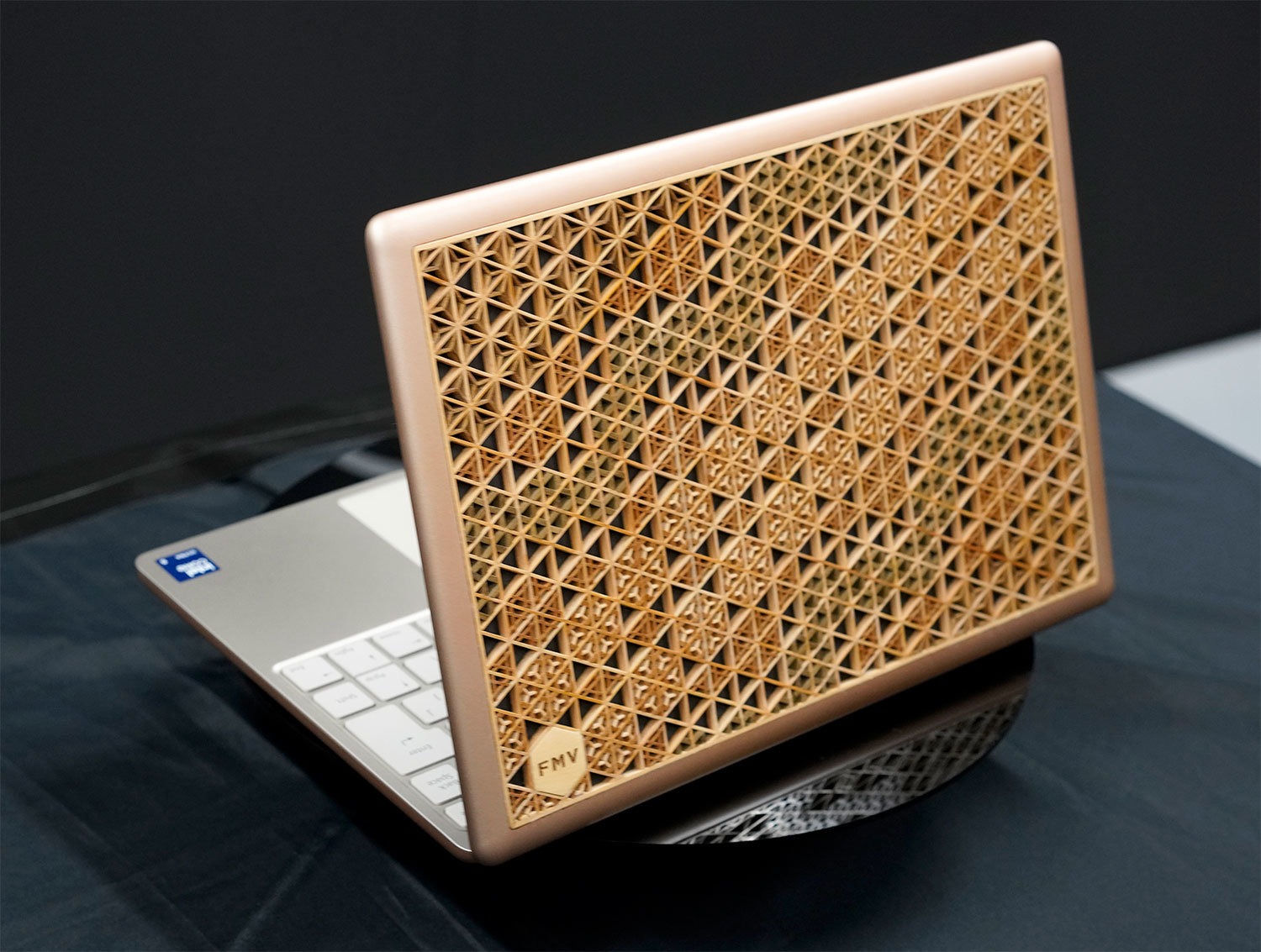 Fujitsu, PC sales, Japanese craftsmanship, wooden inlay laptop, kumiko woodworking, hand-tooled wood, Shimane Fujitsu