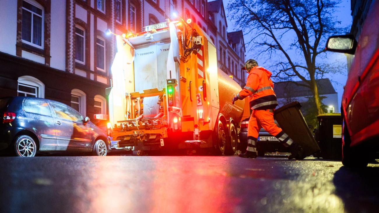 Wage negotiations, Public sector, Warn strikes, Germany, ver.di, dbb