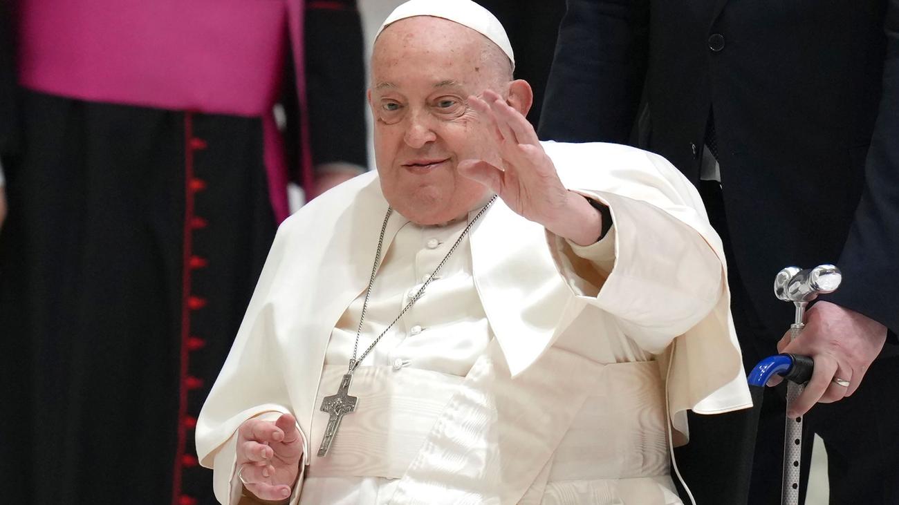 Pope Francis, Pneumonia, lung infection, hospitalization, Vatican, polymicrobial, antibiotics, respiratory illness, health, elderly, Catholic Church