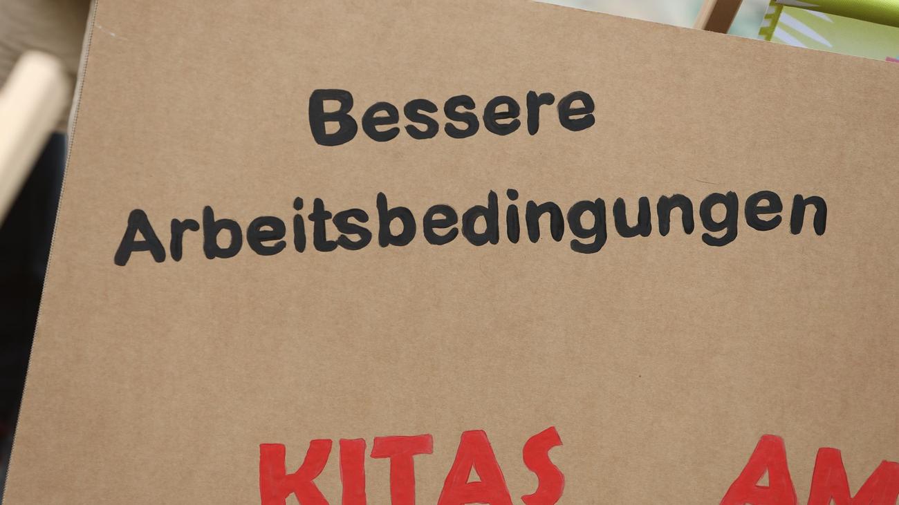 labor dispute, wage negotiation, warning strike, public sector, education, healthcare, Germany