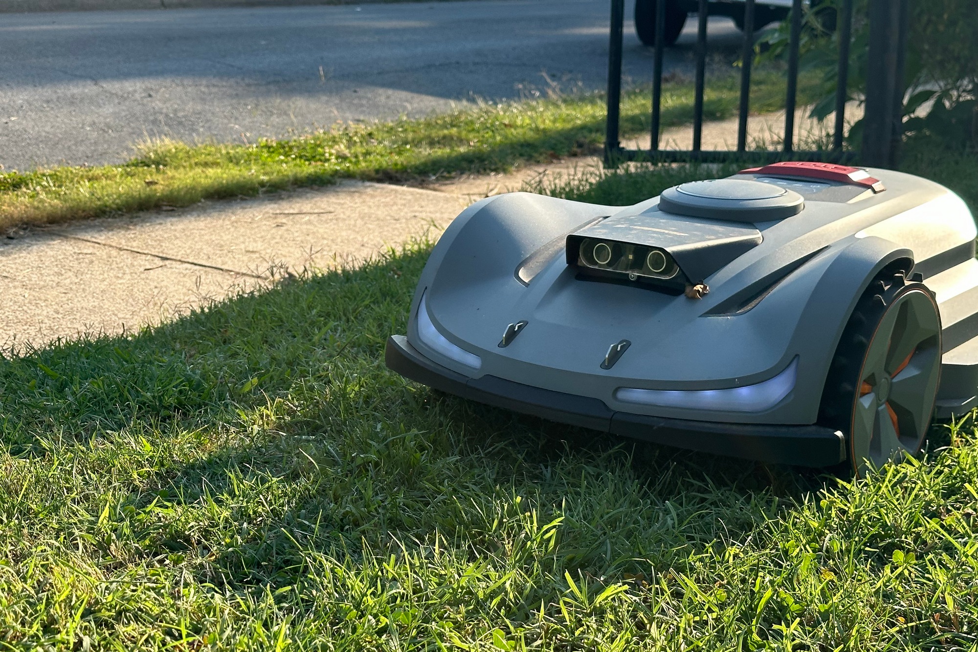 robot lawn mowers, Sunseeker Orion X7, all-wheel drive robot mowers, AWD robot mowers, affordable robot lawn mowers, floating cutting plates, AI lawn mowers, night mowing, boundary wire-free mowers, smart navigation, responsive cutting, precise positioning