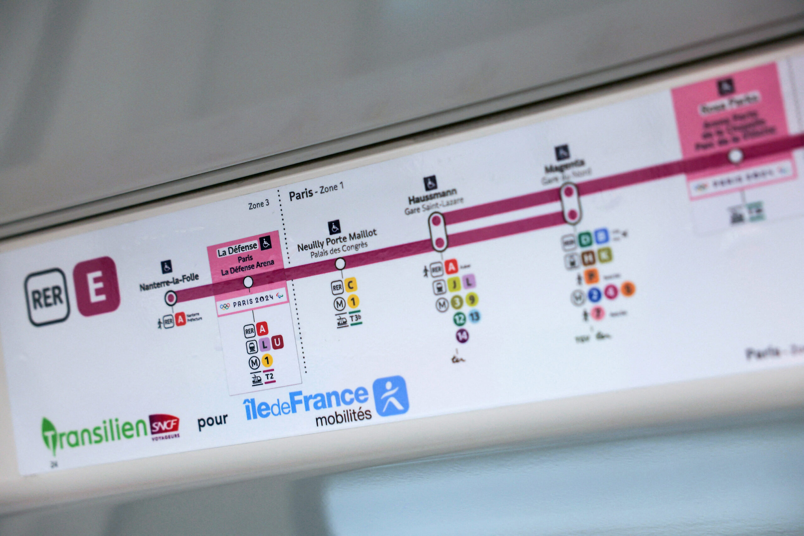RER E, RER E incidents, RER E delays, RER E disruptions, RER E problems, RER E technical problems, RER E new trains, RER E signaling system, RER E train compatibility, RER E train lubrication system, RER E train adhesion, RER E overcrowding, RER E La Défense extension