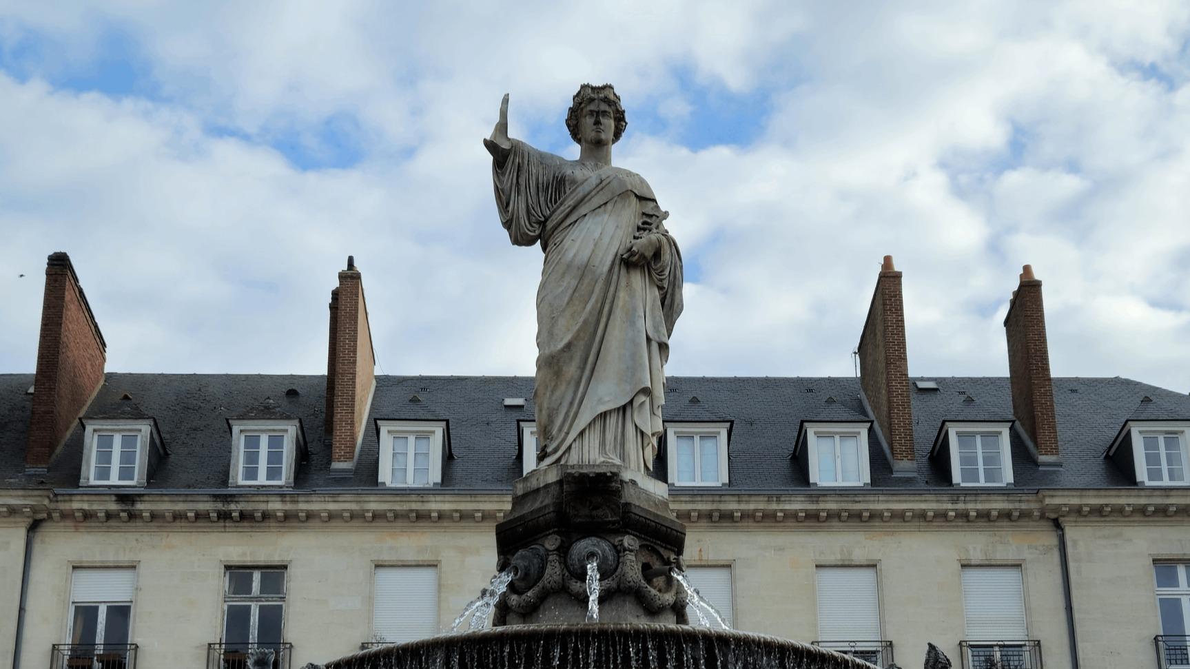 Statue de la Liberté, Statue amputée, Christ Rédempteur, Nantes, Fontaine de la place Royale, Monument mutilé, Sculpture nantaise, Avant-bras manquant, Patrimoine, Restauration, Dégâts causés par les manifestations, Allégorie de Nantes, Trident de Neptune, Vol, Détériorations, Protection des monuments