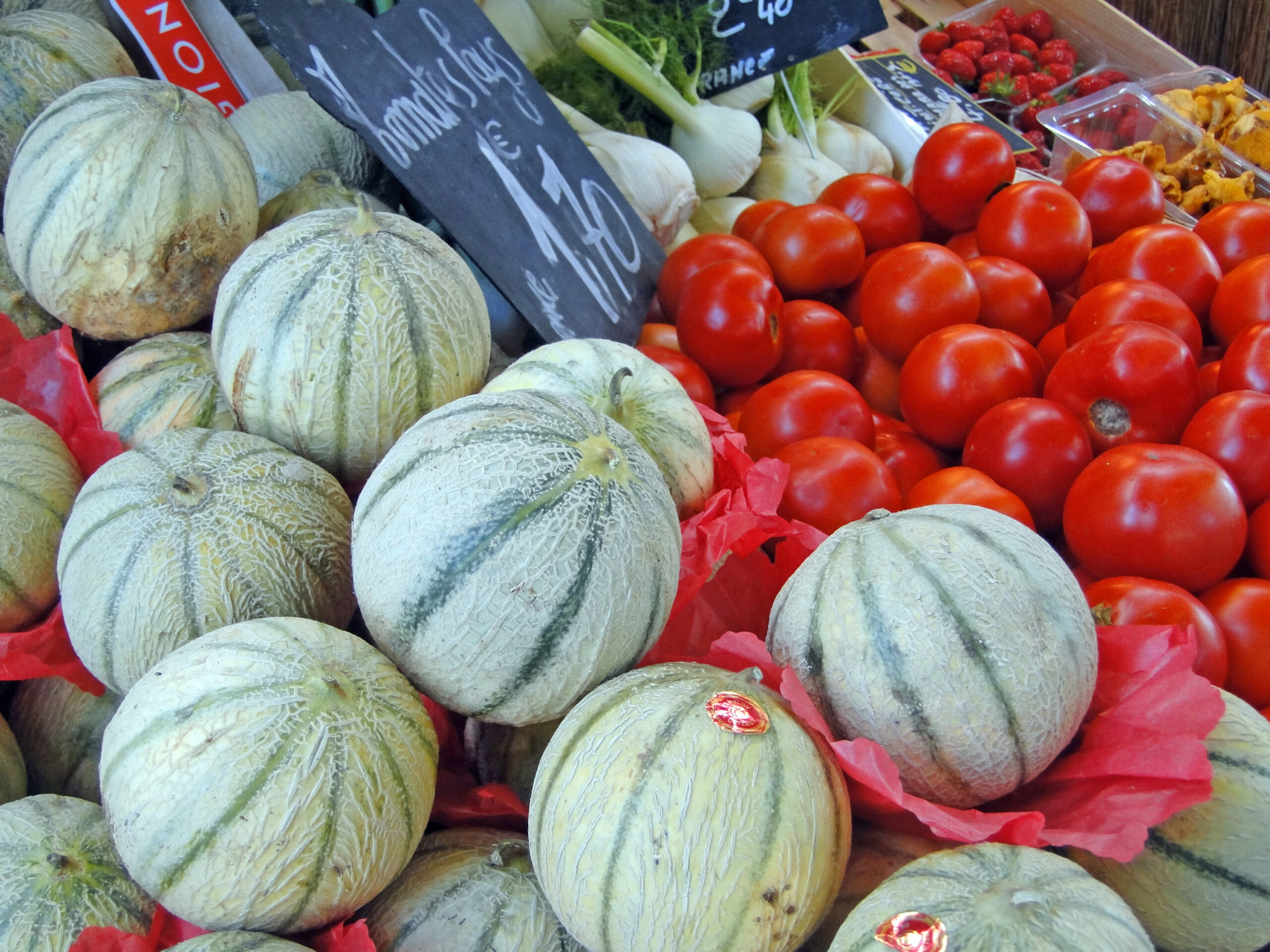 Cavaillon melon, IGP, Provence, charentais, yellow melon, orange flesh, high sugar content, exceptional sunshine, 1495, syndicat des maîtres melonniers de Cavaillon, 2017, 810 hectares, 3.150 tonnes, Agreste, French melon production, climate change, reduction in production, reduction in cultivated areas