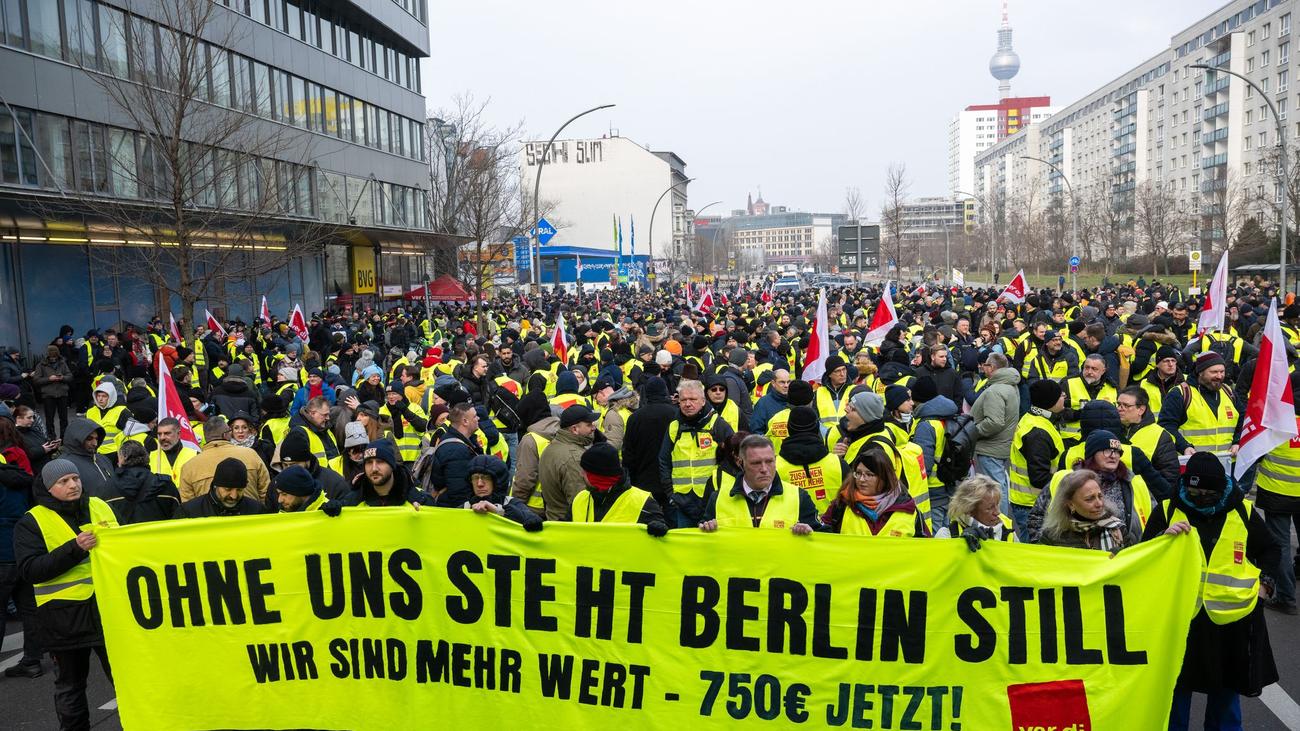 Berlin, BVG, strike, public transport, commuters, passengers, Verdi, compensation, notangebot, negotiations, demands, deadlines, S-Bahn, Regionalverkehr, Carsharing, Bolt, taxi