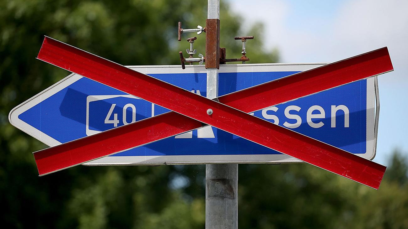 - Autobahn 
- A40, 
- A3, 
- Duisburg-Kaiserberg, 
- traffic detours, 
- roadwork, 
- Spaghetti Junction, 
- Ruhr area, 
- highway junction