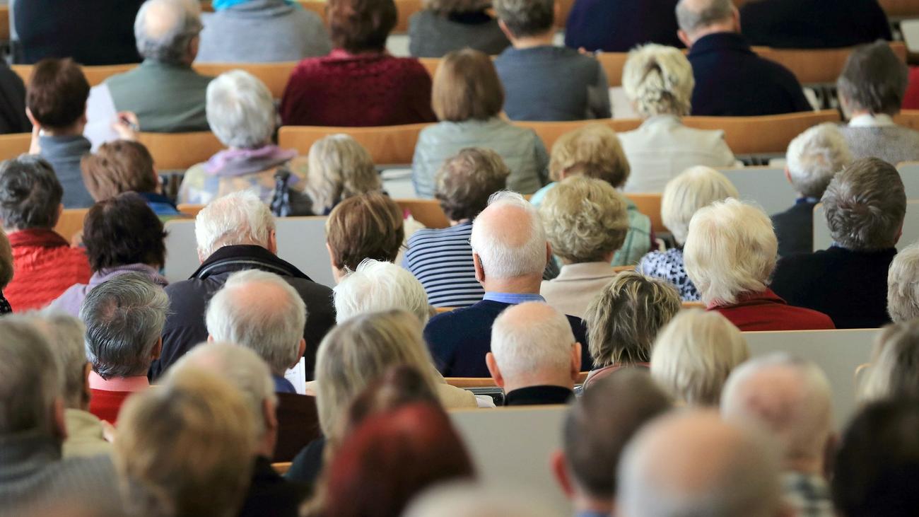 Mecklenburg-Vorpommern, Seniors, Universities, Decline in Enrollment, Online Learning, Seniorenakademie, Gasthörer, History, Philosophy, Theology, Greifswald, Hamburg, Schleswig-Holstein