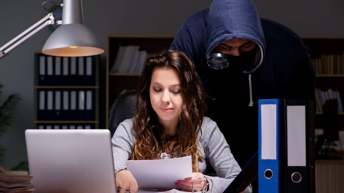 Phantom Hacker scam, tech support scams, AI-powered scams, AI-generated deepfake voices, caller ID spoofing, financial institution impostor phase, U.S. government impostor phase, FBI, CyberGuy, Kurt, security alerts, tech tips, AI chatbots