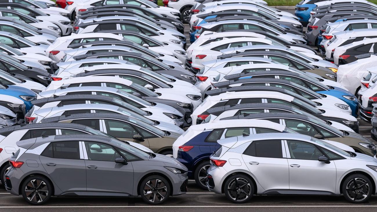 New vehicle registrations; Electric vehicles; Hybrid vehicles; Motorcycling; Trucks; Buses; Tractors
