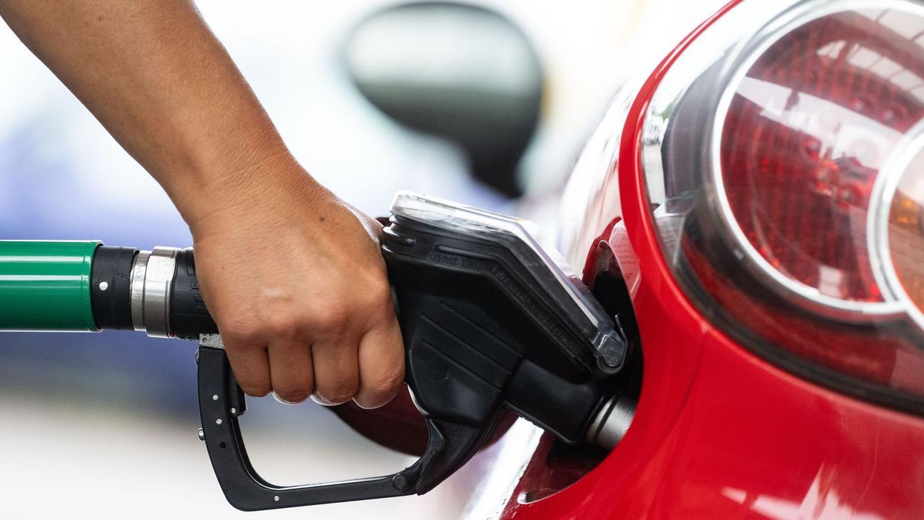 fuel prices, gas station prices, gasoline market, competition, Kartellamt, market transparency, price changes, consumer behavior