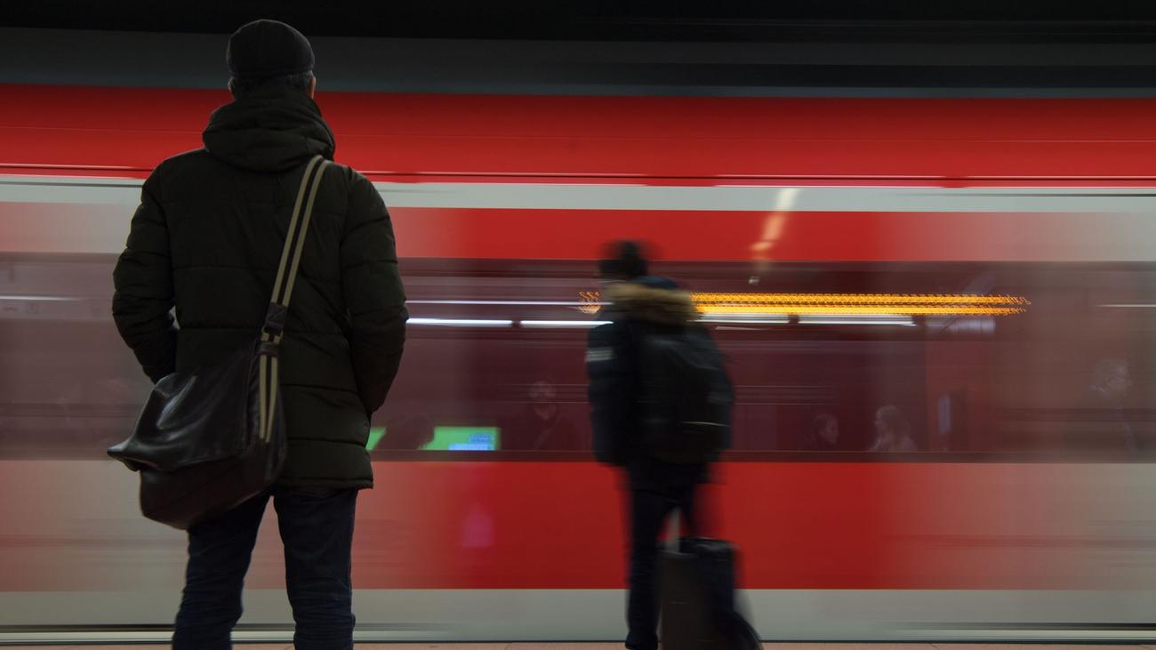 Reckless act, Narrow escape, Stuttgart main station, Man on tracks, S-Bahn