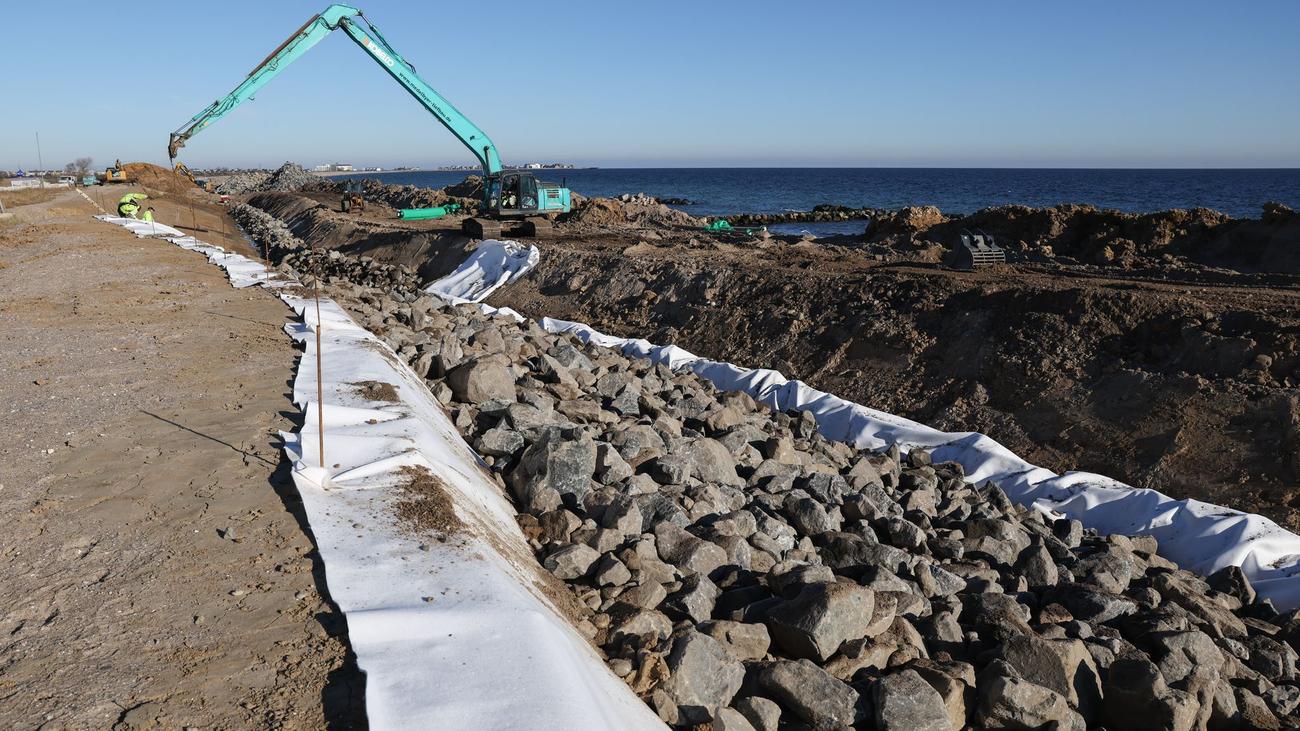 Schönhagen Deich, Ostseesturmflut, Wiederaufbau Deich, Deichbaustelle, Philipp Zülsdorff, Sturmflut, Evakuierung, Deichbau, Baukosten, Landfinanzierung, Schulklassenbesuch, Deichfunktion, Klimawandel, Strand als sichtbares Element