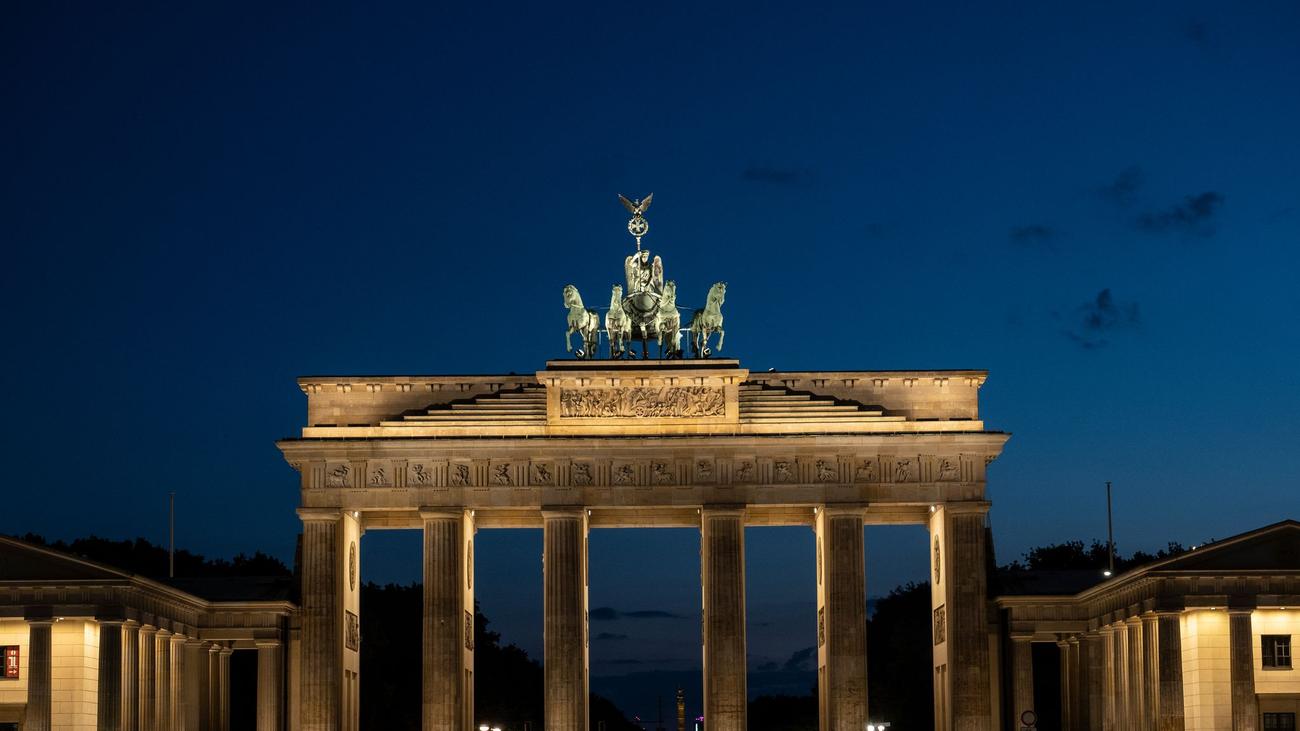 Brandenburger Tor, beschmiert, blaue Farbe, Objektschützer, Polizei Berlin, Kriminalpolizei, Ermittlungen