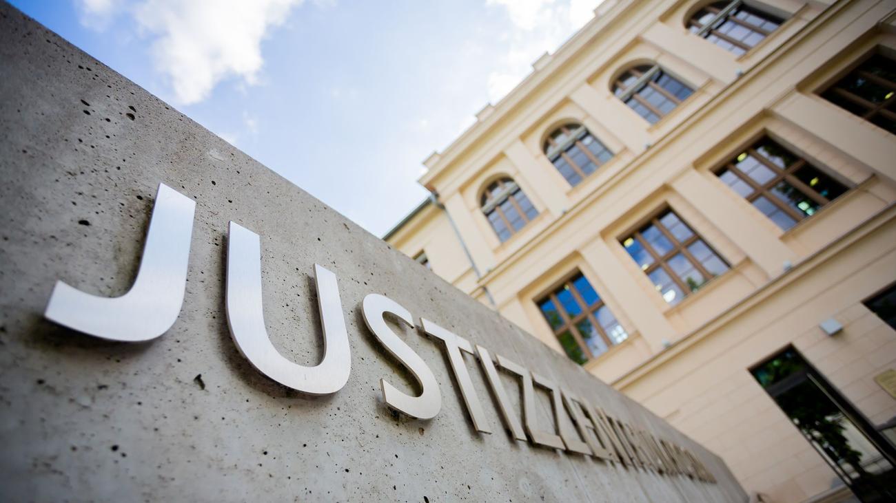 Potsdam, refugee shelter, security guard, stabbing, murder, Germany, Totschlag, suspect, South African citizen, Großfahndung, Alexanderplatz, Berlin, Zoologischer Garten, arrest, investigation, motive, asylum, Verwaltungsgericht Cottbus, rejection, Klageverfahren, rejection, Zentrale Ausländerbehörde, Ausländerbehörde Potsdam