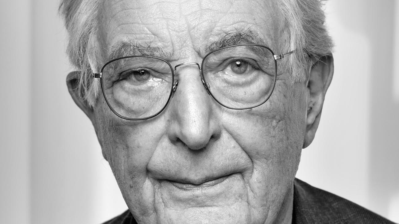 Günter Wallraff, investigative journalist, Fabrikreportagen, Bild-Zeitung, Zeugen der Anklage, Ganz unten, Gerhart Baum, Verfassungsschutz, Abhöraffäre