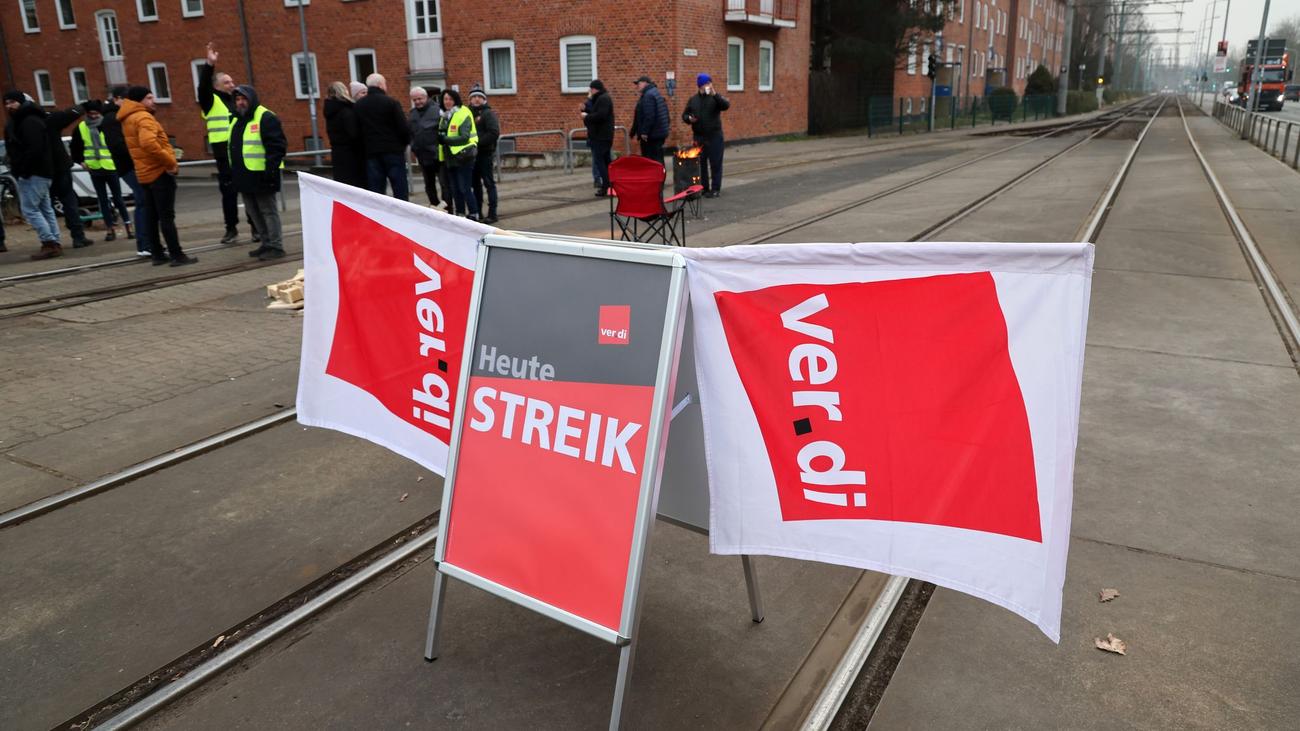 Public Transport Strike, Mecklenburg-Vorpommern, Verdi, Wage Demands, Employers' Offer, School Transport, Student Exemptions, Teachers' Obligations, Negotiation Impasse, Silent Strikes