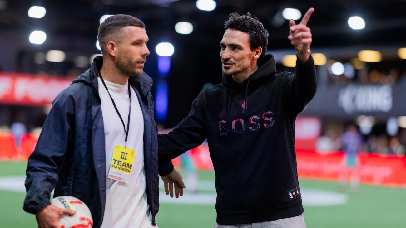 Baller League, Hallen-Event, Fußball, Lukas Podolski, Christoph Kramer, Max Kruse, Kevin-Prince Boateng, Teammanager, Hangar 7, Flughafen Tempelhof, Joyn, Twitch, ProSieben MAXX, The Icon League, Toni Kroos, Kings League, Influencer, Social-Media-Größen