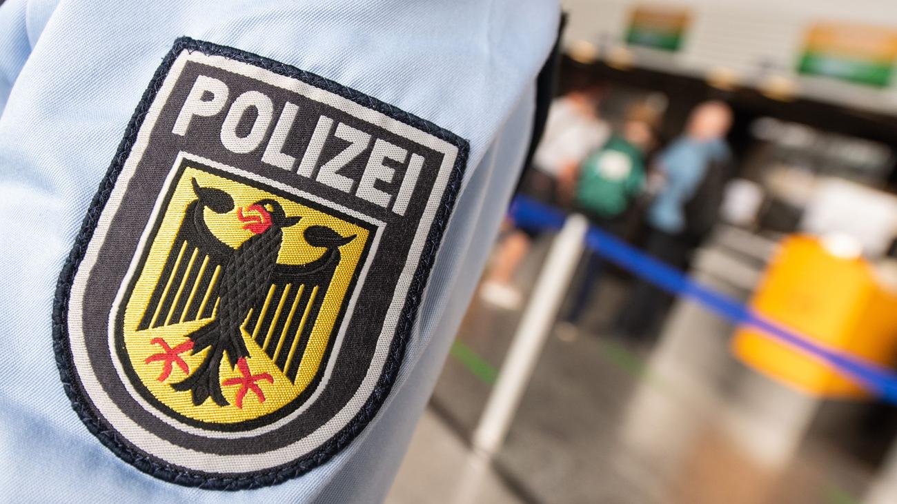Germany, Hamburg Airport, Federal Police, unpaid fines, arrest warrants, imprisonment, international travel, Belgrade, Tirana, Albania, phone call, wife, husband, payment, digital payment.