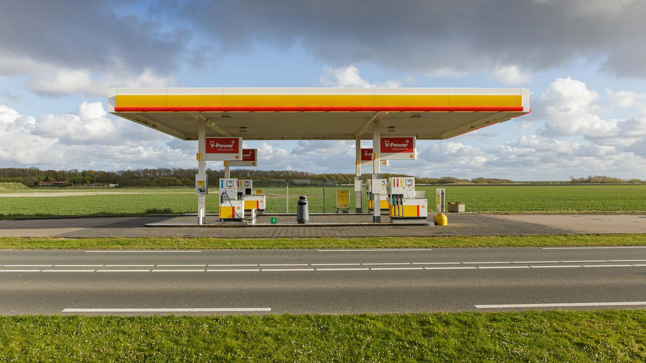 gas prices, fuel prices, price changes, gas stations, competition, antitrust, regulatory intervention, transparency, tank apps, real-time pricing