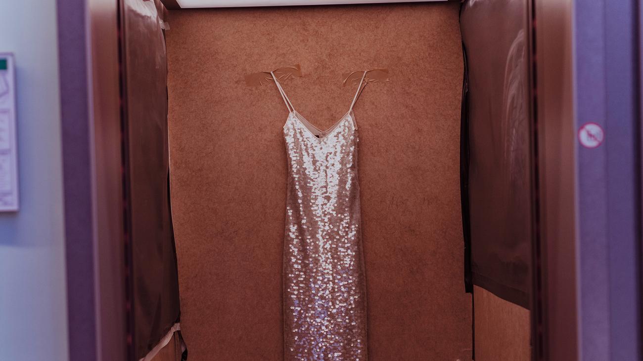 Flappers, Party fashion, Glitzerkleider, Herrenschuhe, Regenjacke, Dolce & Gabbana, Gucci, Akris, Prada, Futuristic fashion, Wasser abweisen