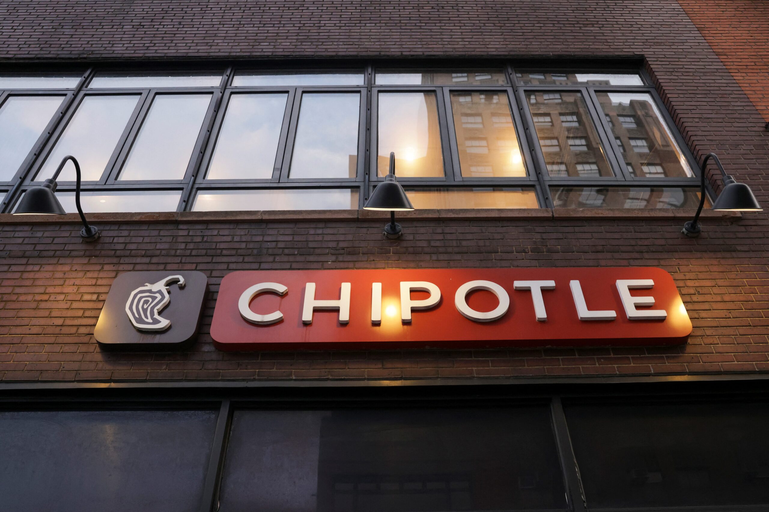 Chipotle, Mexican Grill, Burrito Season, Employee Hiring, Inflation, Fast Food News, Wendy's AI, Restaurant Revenue, Chicken Al Pastor, Donald Trump Tariffs, Dining Out Demand