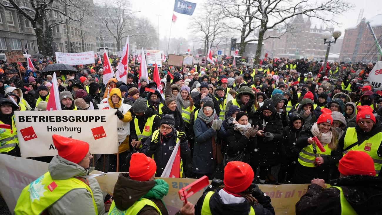 Hamburg strike; Verdi; public transport disruptions; age-related part-time work; demonstration; silence for Munich victims