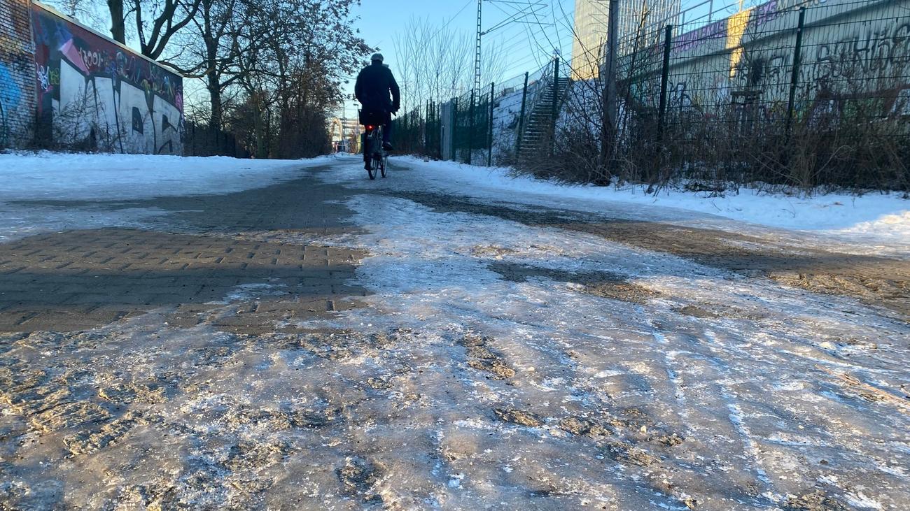 Berlin, BVG strike, bike commuting, icy bike paths, ADFC warning, BSR response, safety measures, road salt, snow clearance, bike-friendly infrastructure