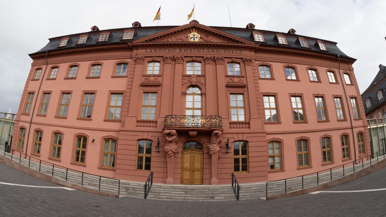 Katastrophenschutzgesetz, Gesetz zur Unterstützung der Kommunen, Erneuerbare Energien, CDU, Ampel-Regierung, Gewalt gegen Frauen, Altersarmut, Vertretungsregelungen an Schulen