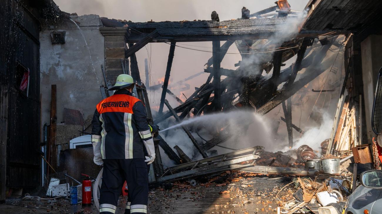 House fire, Barn fire, Pfaffendorf, Haßberge, Bavaria, Germany, Unclear cause, Uninhabitable house, Evacuated residents, Road closure
