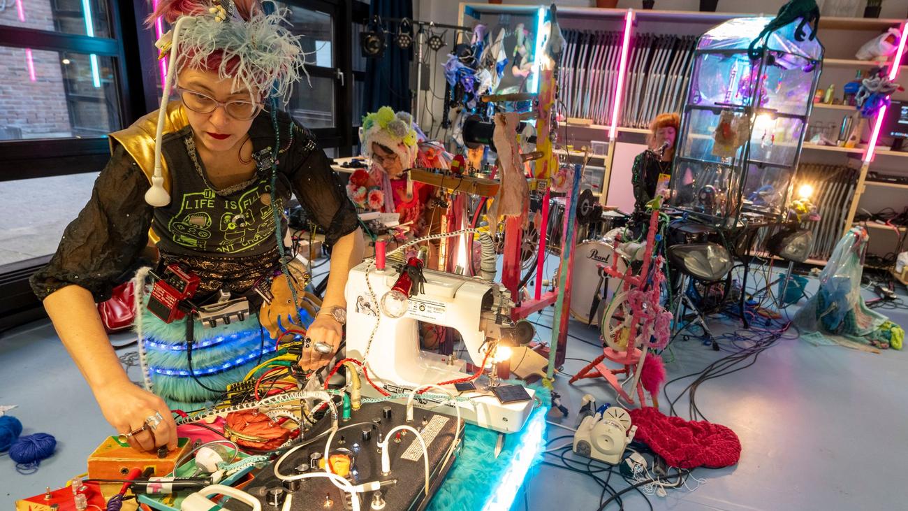 Electro, Techno, Textile art, Sound art, Machine music, Upcycling, Sustainability, Fashion industry, Performance, Kammerspiele, Dressed in Sound
