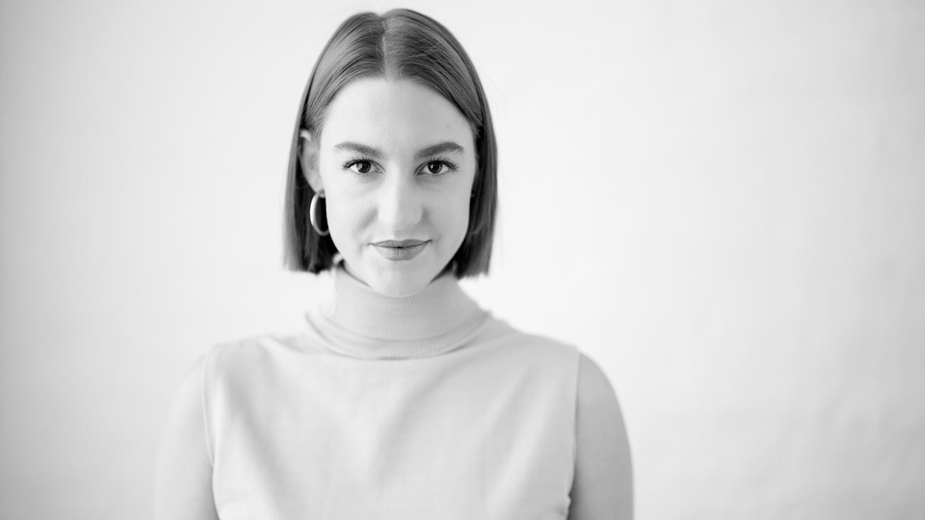 Victoria Reichelt, Und was machst du am Wochenende?, Podcast, Absolute Mehrheit, ZDF, Politik, Journalistin, Moderatorin, Jazz-und-Modern-Dance-Weltmeisterin, asiatische Kochrezepte, Berlin, Wolfsburg, Hillary Clinton, Mainzer Lerchenberg, Japan, Funkmusik