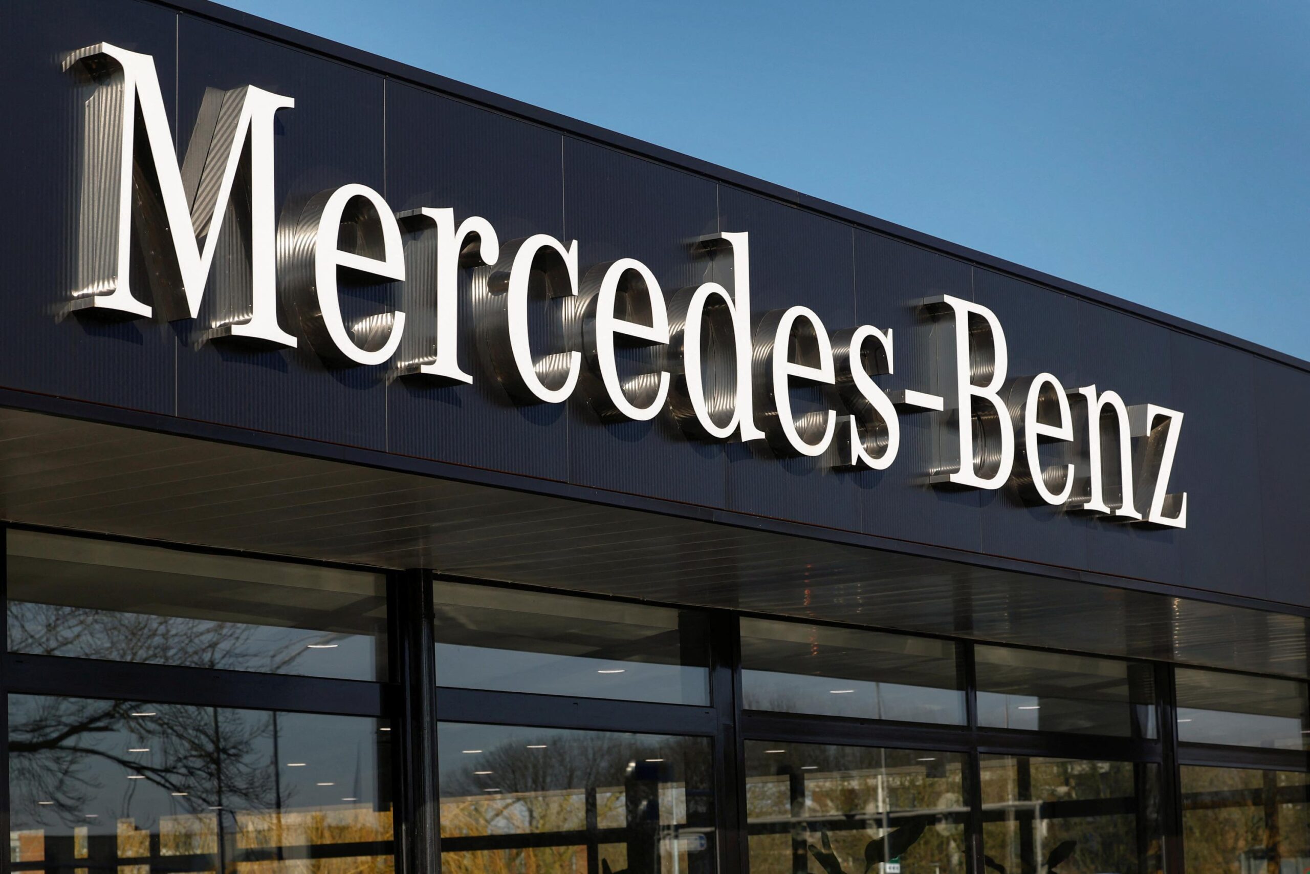 Mercedes-Benz, German car manufacturer, annual net profit, falling sales, luxury models, China, German industry, European economy, declining sales, reduced profitability, production costs, sales margin, 14.6%, 12.6%, 8.1%
