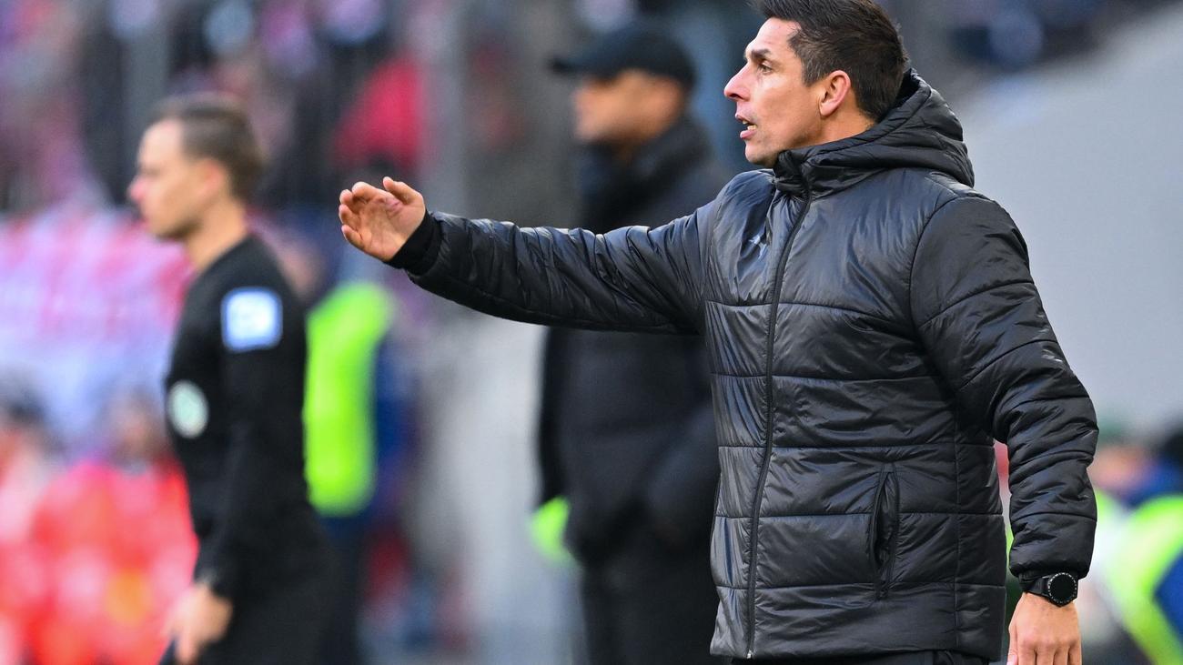 Holstein Kiel, Bundesliga, injuries, Finn Porath, David Nekic, Patrick Erras, Steven Skrzybski, Alexander Bernhardsson, Benedikt Pichler, Thomas Dähne, Timon Weiner, artificial turf, pitch conditions, Florian Wirtz, Bayer Leverkusen