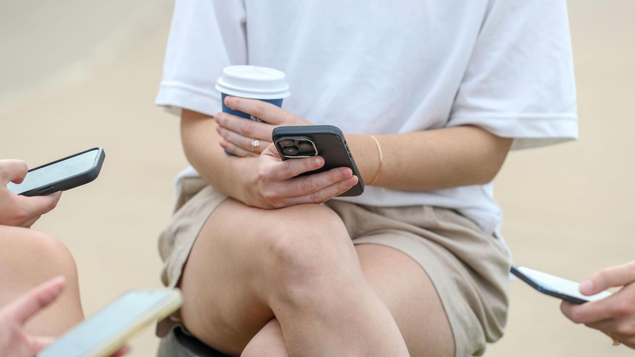 social media, children, Australia, eSafety, age restrictions, user safety, online safety