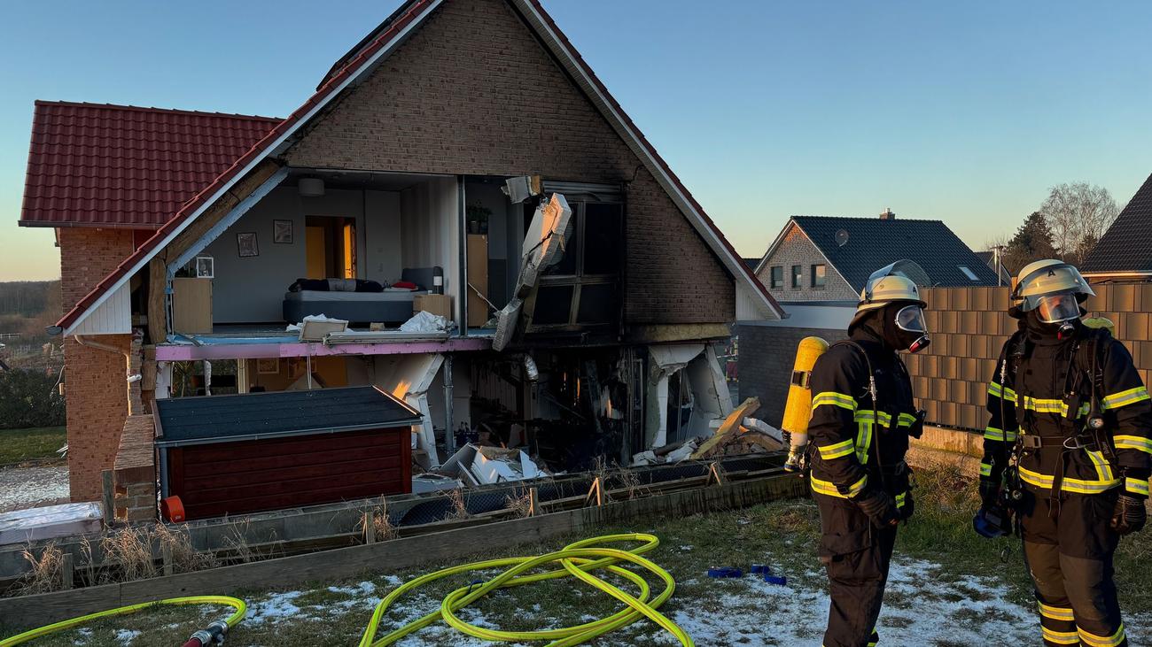 residential building explosion, Schönberg, Herzogtum Lauenburg, technical defect, photovoltaic battery, no injuries, broken wall, unknown damage