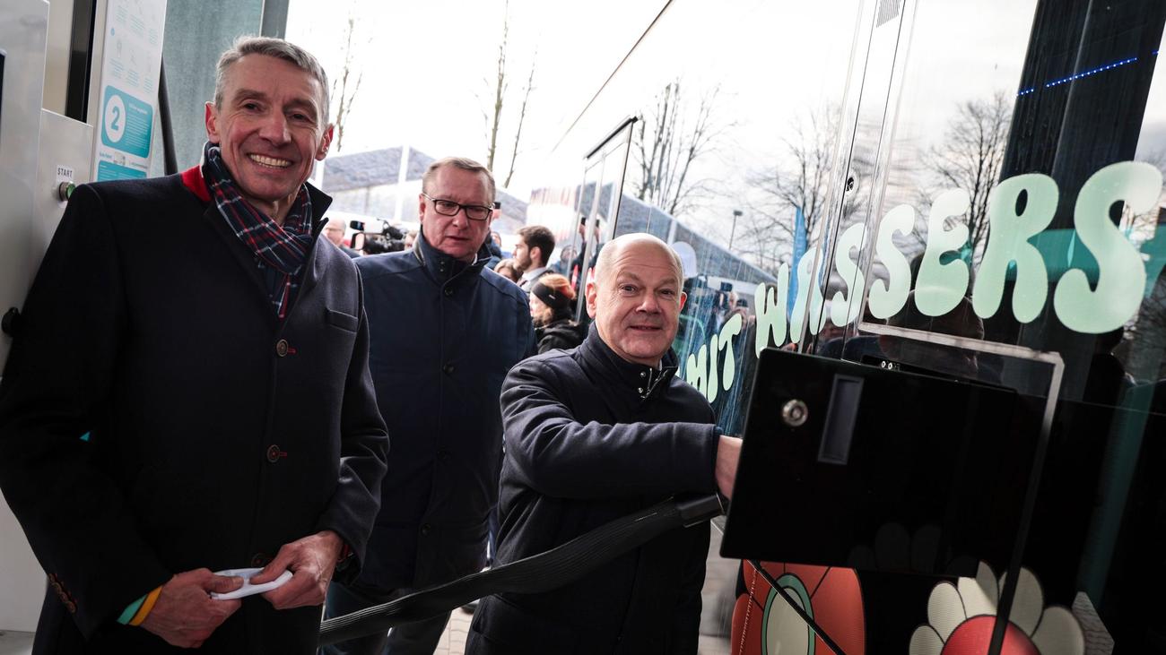 Hydrogen fuel station, Bremerhaven, Olaf Scholz, Hy-City Bremerhaven, Green hydrogen, Electrolyzer, Wind energy, Climate-neutral fuel, Electric motor, Water vapor emissions