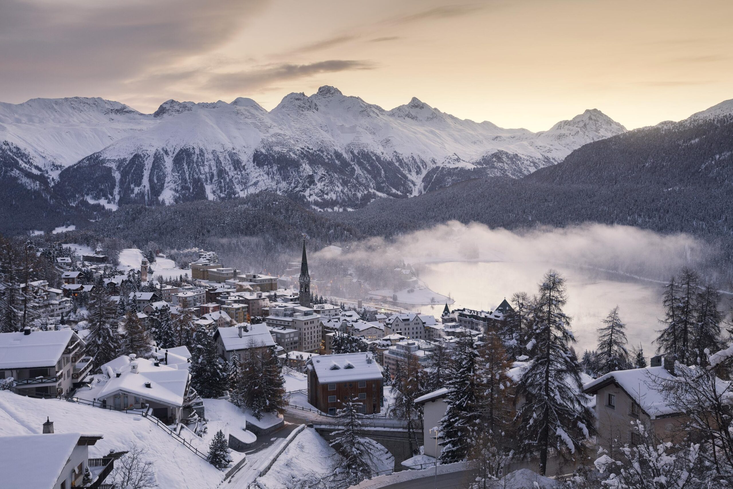 Swiss tourism, hotel bookings, record number of overnight stays, international tourists, American tourists, French tourists, Spanish tourists, Swiss tourism industry, tourism in Switzerland.