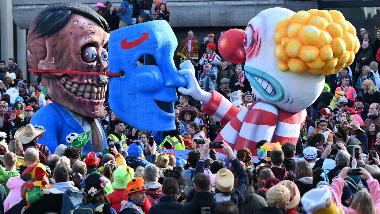 Düsseldorf, Rosenmontagszug, Karneval, Straßenkarneval, Sicherheit, Polizei, Ordnungsdezernent Christian Zaum, Schutzpolizei-Chef Thorsten Fleiß, Einsatz-Hundertschaften, Video-Überwachung, Drohnen, Wagenbauer Jacques Tilly, Mottowagen, Pferde