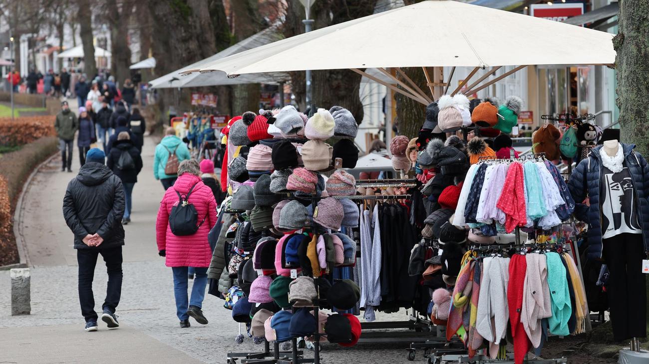 extended Sunday opening, tourism locations, Mecklenburg-Vorpommern, Nordkirche, church skepticism, protection of Sunday rest, tourism economy, Verdi, legal action