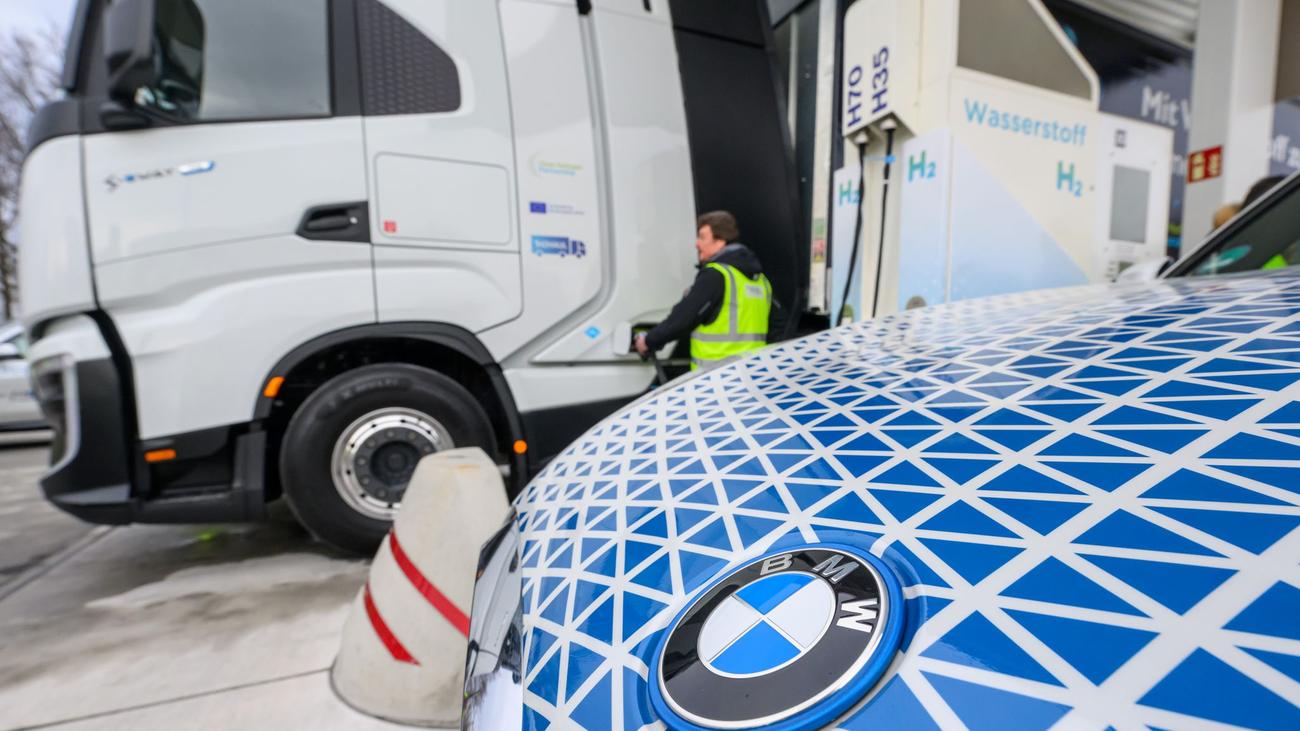 BMW, Hydrogen Trucks, Hydrogen Fueling Stations, Heavy-Duty Transport, Decarbonization, Hydrogen Refueling, Energy Efficiency, Sustainable Logistics, Green Hydrogen, Wasserstoff-Lkw, Wasserstofftankstellen, Schwerlastverkehr, Dekarbonisierung, Wasserstoffbetankung, Energieeffizienz, Nachhaltige Logistik, Grüner Wasserstoff