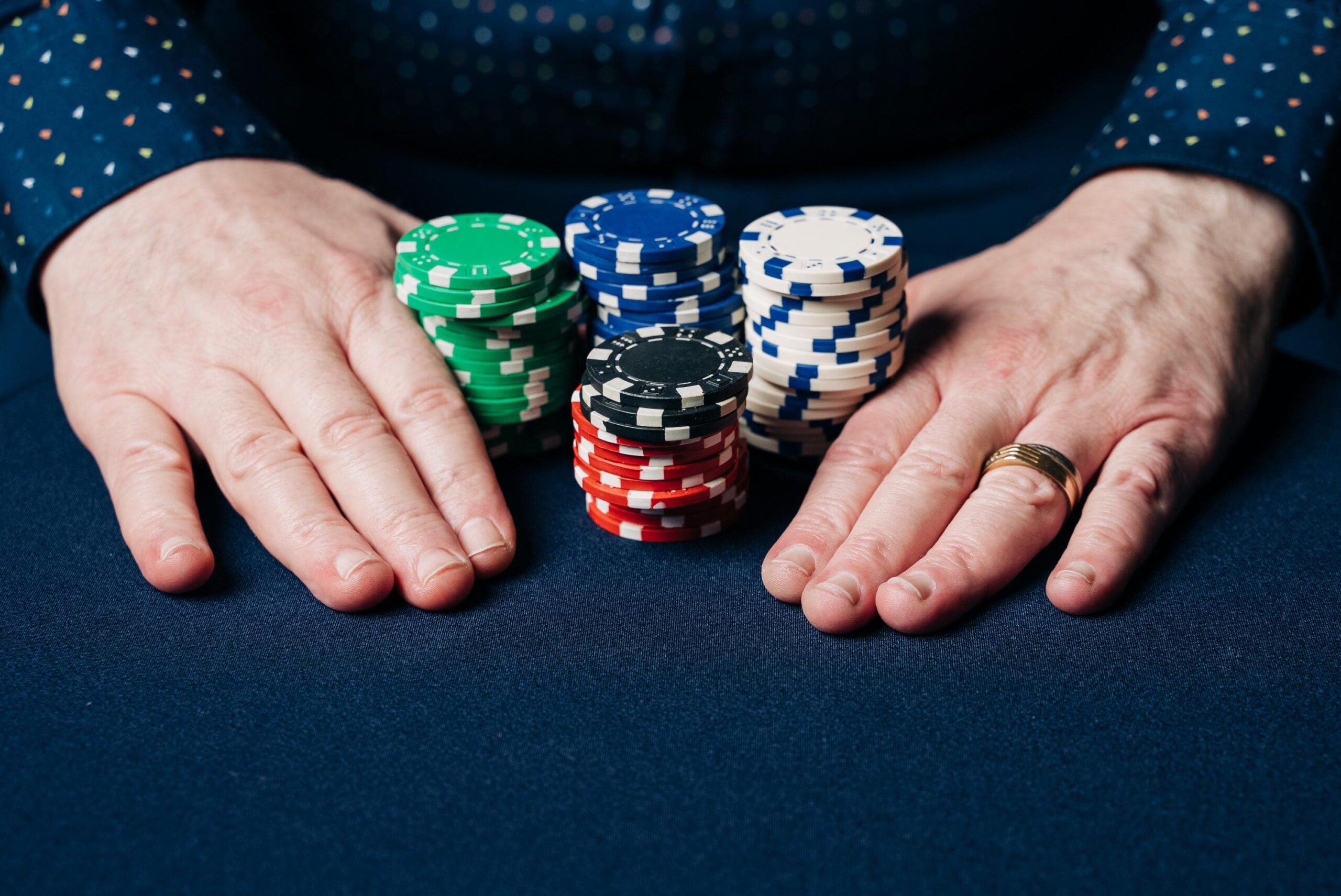 Casino cheating, Ukrainian suspects, Annecy court date, Gambling addiction, Oreillette and camera, X-Ray communication, Hidden phone, Card counting, Service central des Jeux