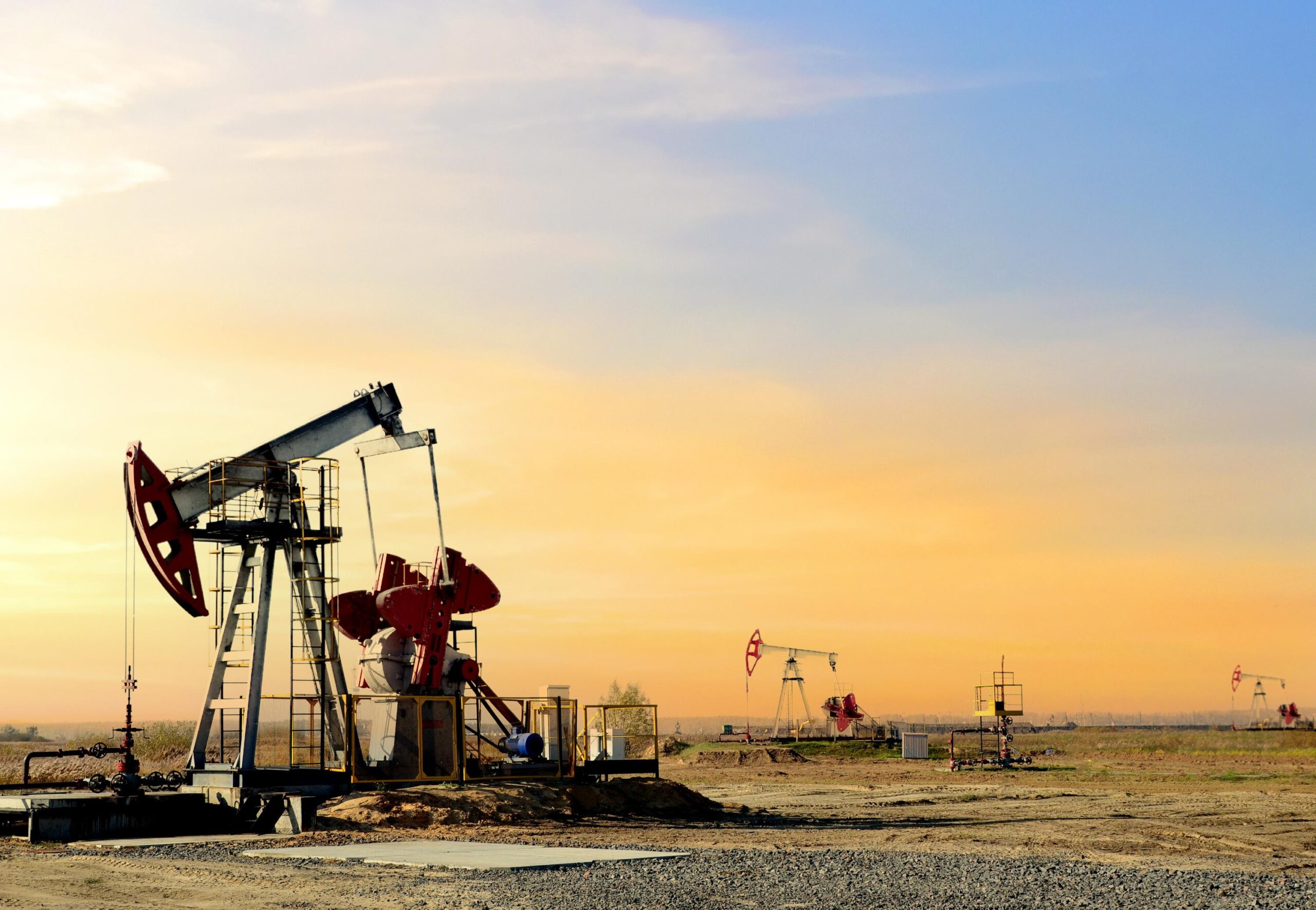 oil prices, US crude stocks, Brent, WTI, EIA report, Ukraine talks, crude demand, refinery maintenance, distillate supplies
