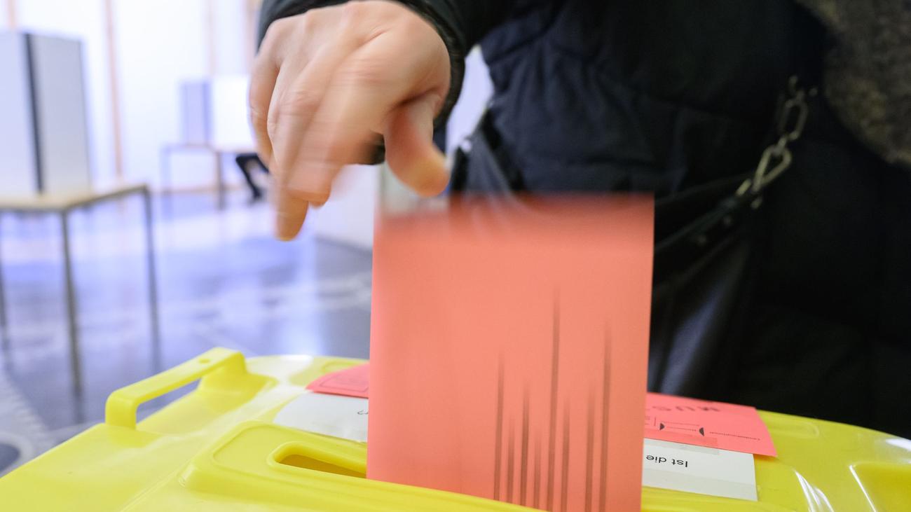 German Federal Election, Voting in unusual locations, Kuriose Wahllokale, NRW, Wahllokal in Wohnzimmer, Wahllokal in Eishalle, Wahllokal in Sauna, Wahllokal in Kleingartenverein, Wahllokal in Zirkushalle, Wahllokal in Bettenladen