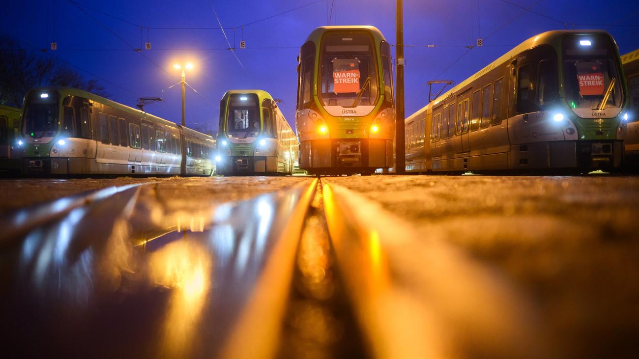 Public sector strikes, Bus and rail disruptions, Niedersachsen, Bremen, Hannover, Braunschweig, Göttingen, Osnabrück, Peine, Lüchow-Dannenberg, Federal warning strike, Collective bargaining dispute, Trade Union demands, Employer offers, Next negotiation round