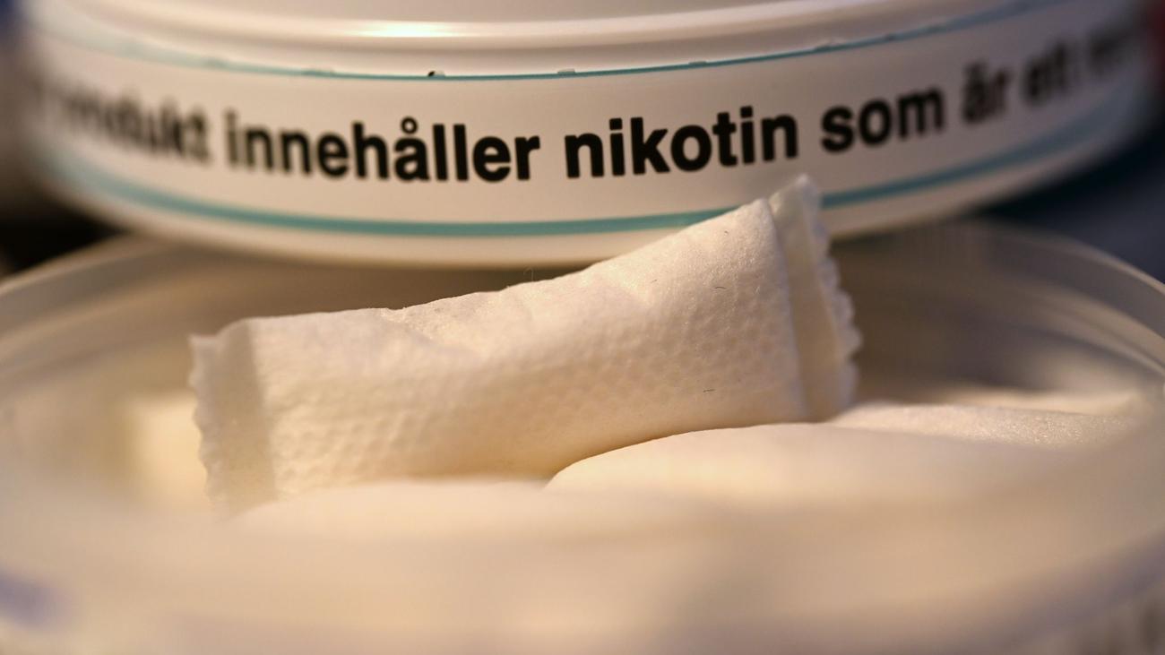Nicotine pouches, Tobacco industry, Health concerns, Alternative to cigarettes, Reduction of smoking, FDA approval, Lifestyle products, Abhängigkeit
