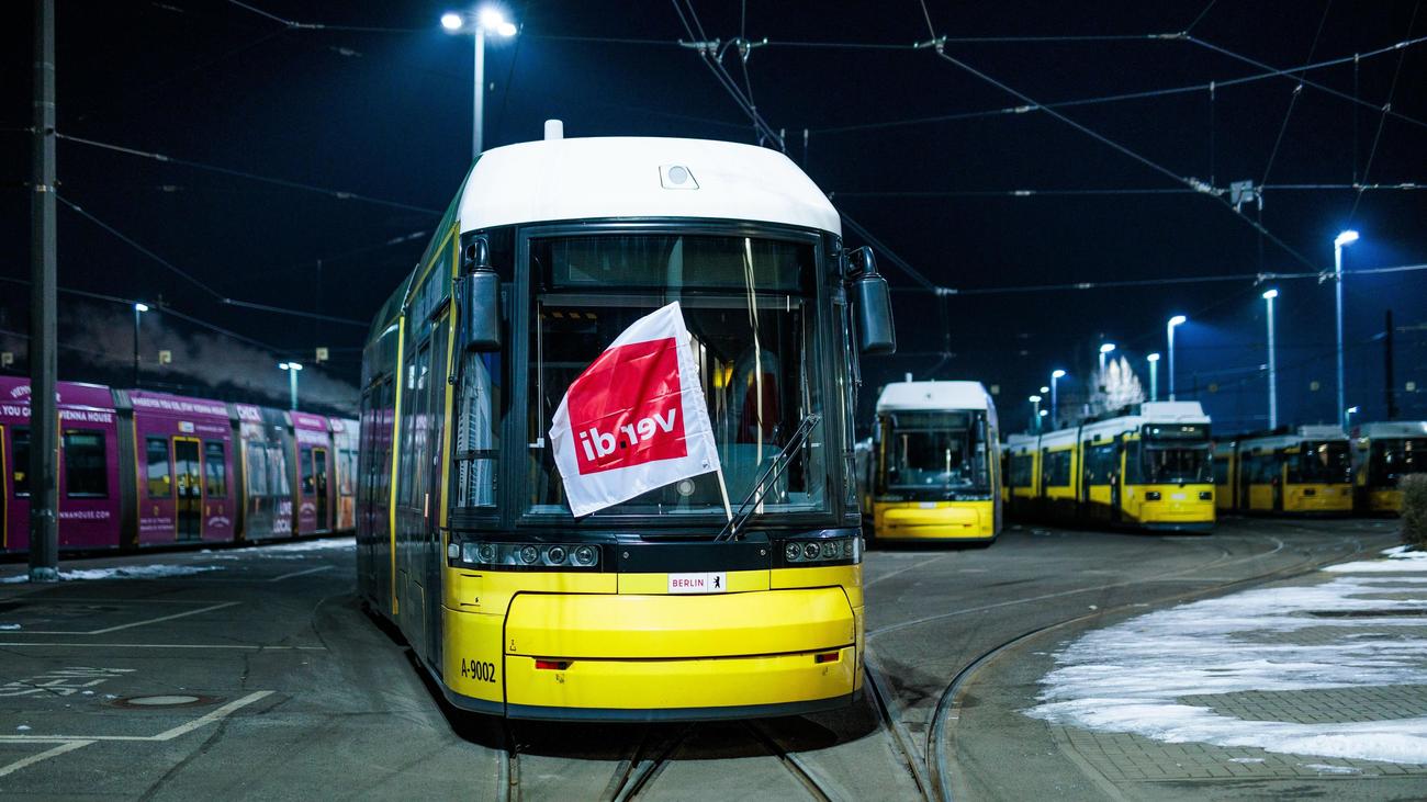 Public transport strikes, Warning strikes in public service, Verdi union, Tarif negotiations, Public transport, ÖPNV